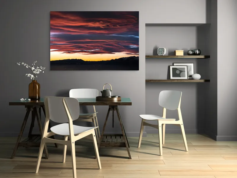 Tablou Canvas, "Cerul aprins al apusului montan", Cer, Apus, Nori, Roșu, Munți, Siluetă, Orizont, Lumină, Umbre, Natură, 150 x 100 cm – poza 5