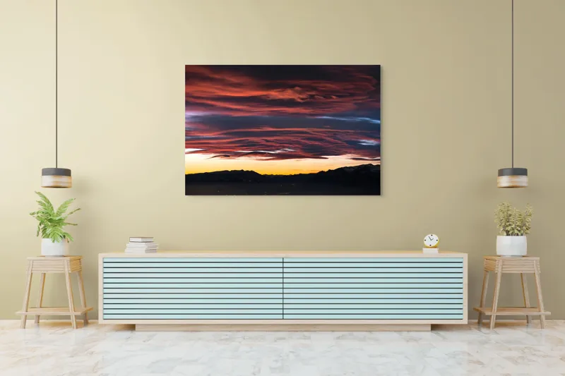 Tablou Canvas, "Cerul aprins al apusului montan", Cer, Apus, Nori, Roșu, Munți, Siluetă, Orizont, Lumină, Umbre, Natură, 150 x 100 cm – poza 6