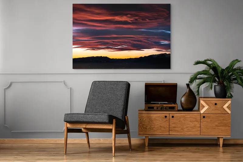 Tablou Canvas, "Cerul aprins al apusului montan", Cer, Apus, Nori, Roșu, Munți, Siluetă, Orizont, Lumină, Umbre, Natură, 150 x 100 cm – poza 8