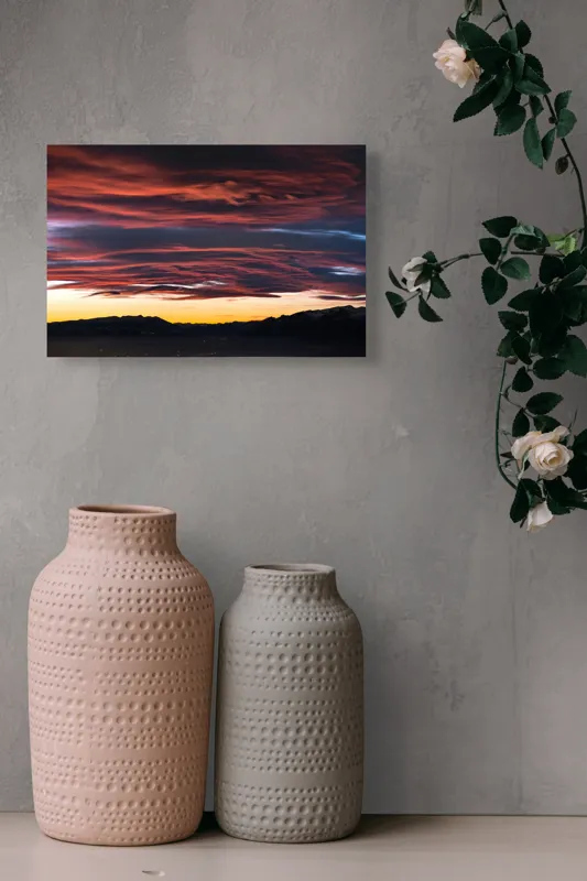 Tablou Canvas, "Cerul aprins al apusului montan", Cer, Apus, Nori, Roșu, Munți, Siluetă, Orizont, Lumină, Umbre, Natură, 39 x 26 cm – poza 4