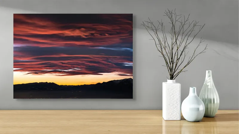 Tablou Canvas, "Cerul aprins al apusului montan", Cer, Apus, Nori, Roșu, Munți, Siluetă, Orizont, Lumină, Umbre, Natură, 70 x 50 cm – poza 3