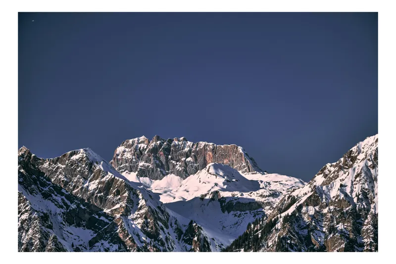 Tablou Canvas, "Vârfuri alpine sub cerul albastru", Albastru, Vârf, Zăpadă, Stânci, Grandios, Rece, Clar, Munți, Cer, Impresionant, 39 x 26 cm