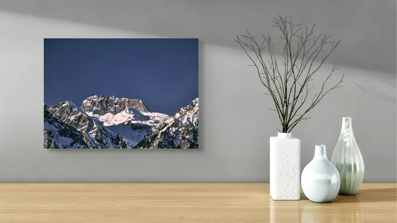 Tablou Canvas, "Vârfuri alpine sub cerul albastru", Albastru, Vârf, Zăpadă, Stânci, Grandios, Rece, Clar, Munți, Cer, Impresionant, 54 x 39 cm – poza 3