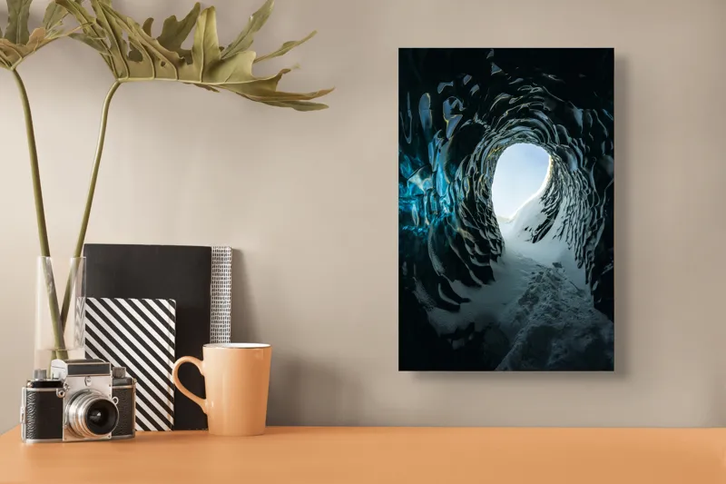 Tablou Canvas, "Tunelul înghețat spre lumină", Cristale, Albastru, Gheață, Tunel, Lumină, Textură, Nezăbovit, Spectacol, Frumusețe, Inefabil., 26 x 39 cm – poza 3