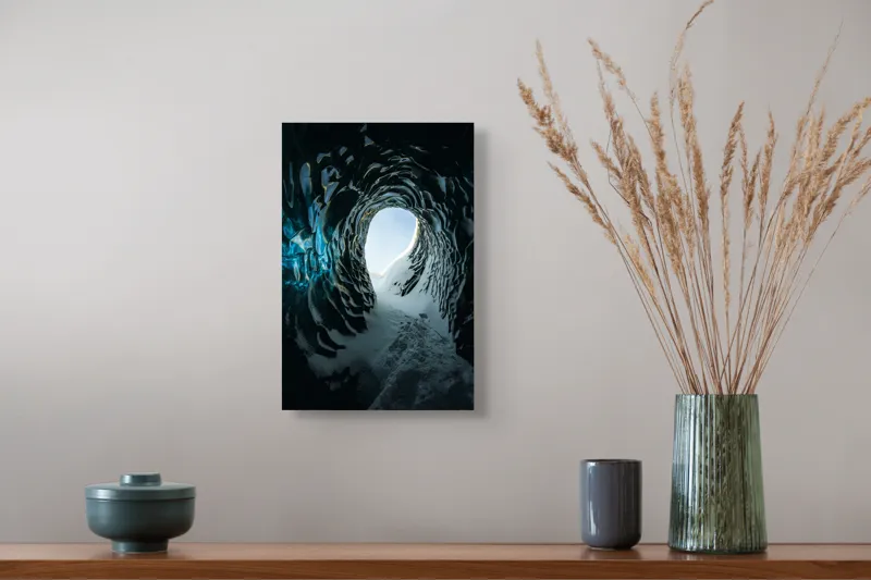 Tablou Canvas, "Tunelul înghețat spre lumină", Cristale, Albastru, Gheață, Tunel, Lumină, Textură, Nezăbovit, Spectacol, Frumusețe, Inefabil., 26 x 39 cm – poza 5