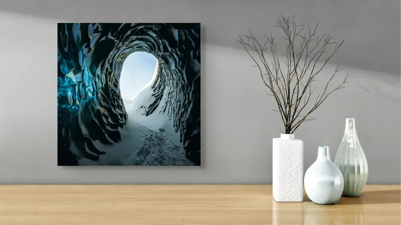 Tablou Canvas, "Tunelul înghețat spre lumină", Cristale, Albastru, Gheață, Tunel, Lumină, Textură, Nezăbovit, Spectacol, Frumusețe, Inefabil., 50 x 50 cm – poza 3