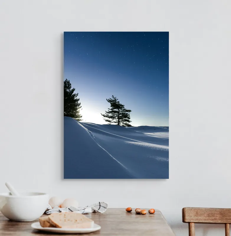 Tablou Canvas, "Tăcerea nopții sub cerul înstelat", Stele, Zăpadă, Cer, Pini, Umbre, Lumină, Noapte, Tranquilitate, Răceală, Natură, 50 x 70 cm – poza 3