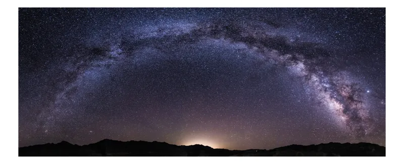 Tablou Canvas, "Calea Lactee deasupra orizontului nocturn", Stele, Galaxie, Cale, Lactee, Cer, Înstelat, Noapte, Infinit, Lumină, Arc, Univers, Mister, Splendoare, Viziune, Cosmică, 150 x 100 cm
