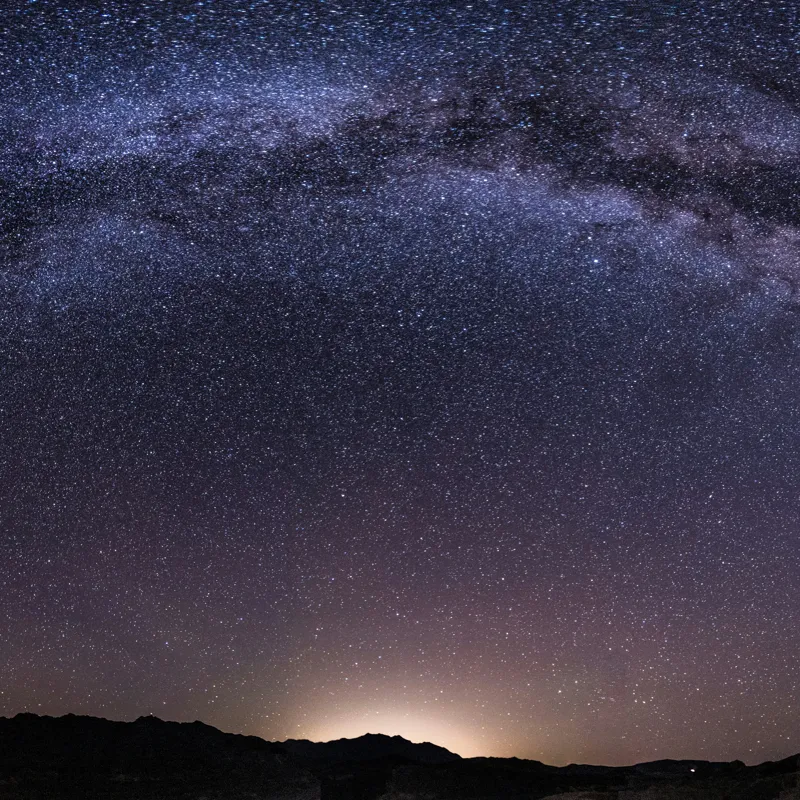 Tablou Canvas, "Calea Lactee deasupra orizontului nocturn", Stele, Galaxie, Cale, Lactee, Cer, Înstelat, Noapte, Infinit, Lumină, Arc, Univers, Mister, Splendoare, Viziune, Cosmică, 100 x 100 cm – poza 2