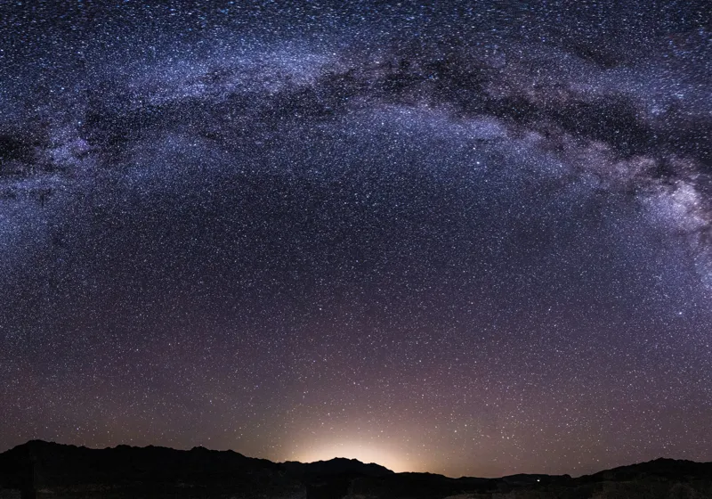 Tablou Canvas, "Calea Lactee deasupra orizontului nocturn", Stele, Galaxie, Cale, Lactee, Cer, Înstelat, Noapte, Infinit, Lumină, Arc, Univers, Mister, Splendoare, Viziune, Cosmică, 100 x 70 cm – poza 2