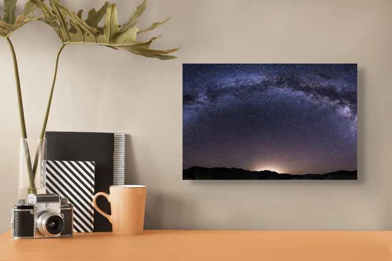 Tablou Canvas, "Calea Lactee deasupra orizontului nocturn", Stele, Galaxie, Cale, Lactee, Cer, Înstelat, Noapte, Infinit, Lumină, Arc, Univers, Mister, Splendoare, Viziune, Cosmică, 39 x 26 cm – poza 3