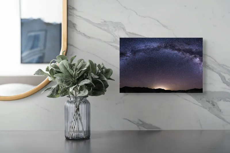 Tablou Canvas, "Calea Lactee deasupra orizontului nocturn", Stele, Galaxie, Cale, Lactee, Cer, Înstelat, Noapte, Infinit, Lumină, Arc, Univers, Mister, Splendoare, Viziune, Cosmică, 39 x 26 cm – poza 5