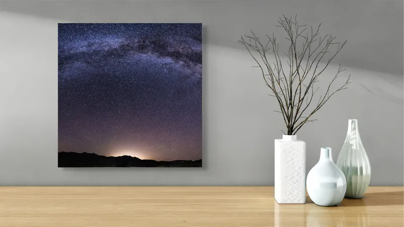 Tablou Canvas, "Calea Lactee deasupra orizontului nocturn", Stele, Galaxie, Cale, Lactee, Cer, Înstelat, Noapte, Infinit, Lumină, Arc, Univers, Mister, Splendoare, Viziune, Cosmică, 50 x 50 cm – poza 3