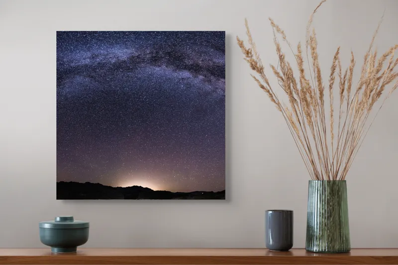 Tablou Canvas, "Calea Lactee deasupra orizontului nocturn", Stele, Galaxie, Cale, Lactee, Cer, Înstelat, Noapte, Infinit, Lumină, Arc, Univers, Mister, Splendoare, Viziune, Cosmică, 50 x 50 cm – poza 4