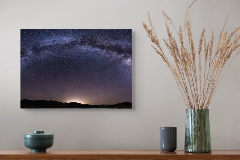 Tablou Canvas, "Calea Lactee deasupra orizontului nocturn", Stele, Galaxie, Cale, Lactee, Cer, Înstelat, Noapte, Infinit, Lumină, Arc, Univers, Mister, Splendoare, Viziune, Cosmică, 54 x 39 cm – poza 4