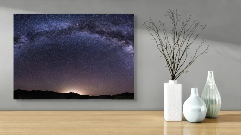 Tablou Canvas, "Calea Lactee deasupra orizontului nocturn", Stele, Galaxie, Cale, Lactee, Cer, Înstelat, Noapte, Infinit, Lumină, Arc, Univers, Mister, Splendoare, Viziune, Cosmică, 70 x 50 cm – poza 3