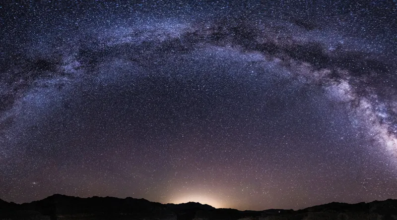 Tablou Canvas, "Calea Lactee deasupra orizontului nocturn", Stele, Galaxie, Cale, Lactee, Cer, Înstelat, Noapte, Infinit, Lumină, Arc, Univers, Mister, Splendoare, Viziune, Cosmică, 90 x 50 cm – poza 2