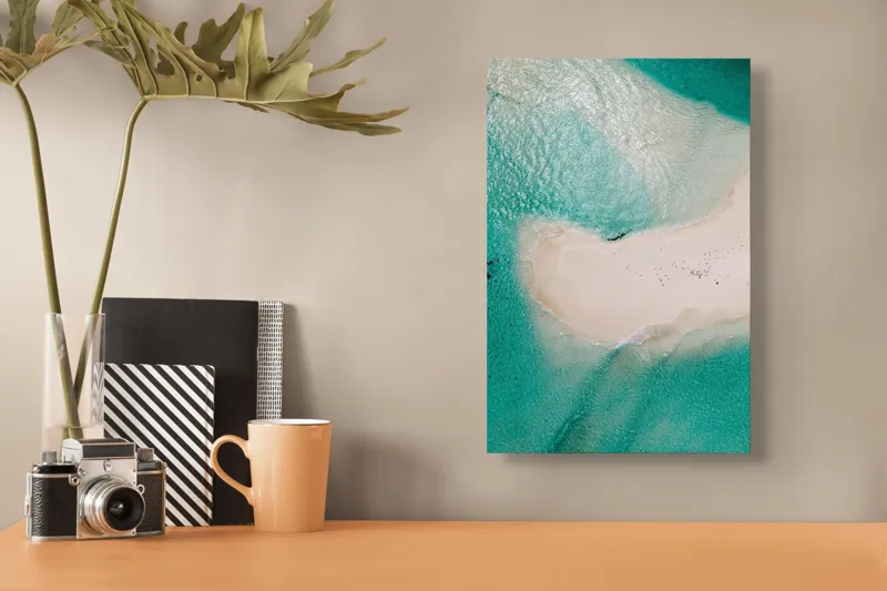Tablou Canvas, "Insula viselor înconjurată de valuri turcoaz", Turcoaz, Nisip, Valuri, Linie De Coastă, Lumină, Textură, Natură, Serenitate, Ocean, Tranquilitate., 26 x 39 cm – poza 3