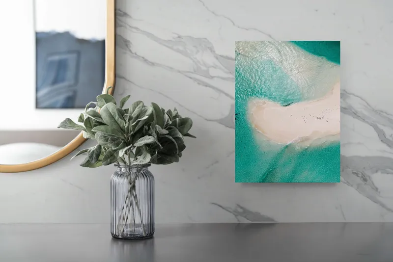 Tablou Canvas, "Insula viselor înconjurată de valuri turcoaz", Turcoaz, Nisip, Valuri, Linie De Coastă, Lumină, Textură, Natură, Serenitate, Ocean, Tranquilitate., 26 x 39 cm – poza 4