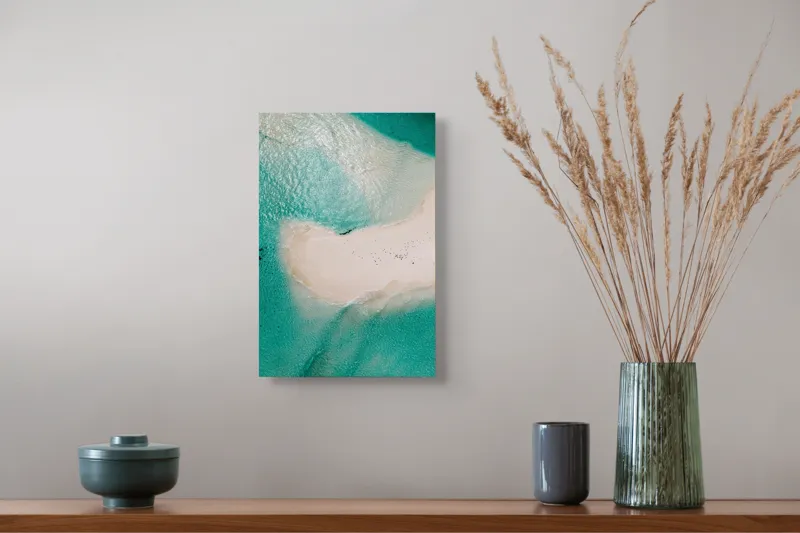 Tablou Canvas, "Insula viselor înconjurată de valuri turcoaz", Turcoaz, Nisip, Valuri, Linie De Coastă, Lumină, Textură, Natură, Serenitate, Ocean, Tranquilitate., 26 x 39 cm – poza 5