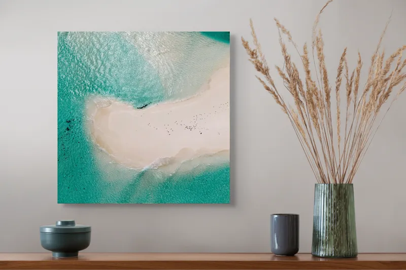 Tablou Canvas, "Insula viselor înconjurată de valuri turcoaz", Turcoaz, Nisip, Valuri, Linie De Coastă, Lumină, Textură, Natură, Serenitate, Ocean, Tranquilitate., 50 x 50 cm – poza 4