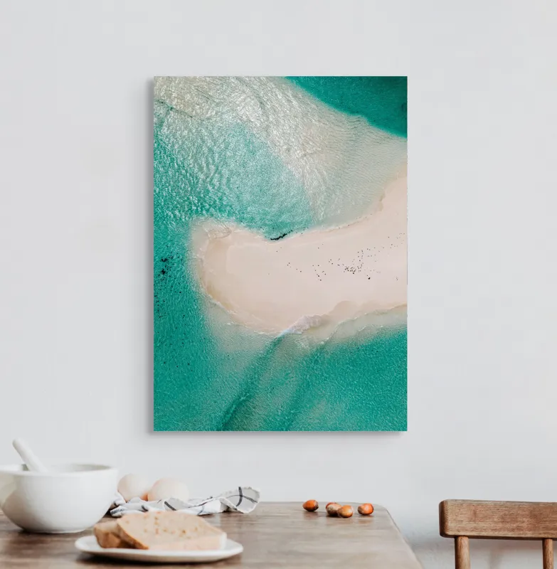 Tablou Canvas, "Insula viselor înconjurată de valuri turcoaz", Turcoaz, Nisip, Valuri, Linie De Coastă, Lumină, Textură, Natură, Serenitate, Ocean, Tranquilitate., 50 x 70 cm – poza 3