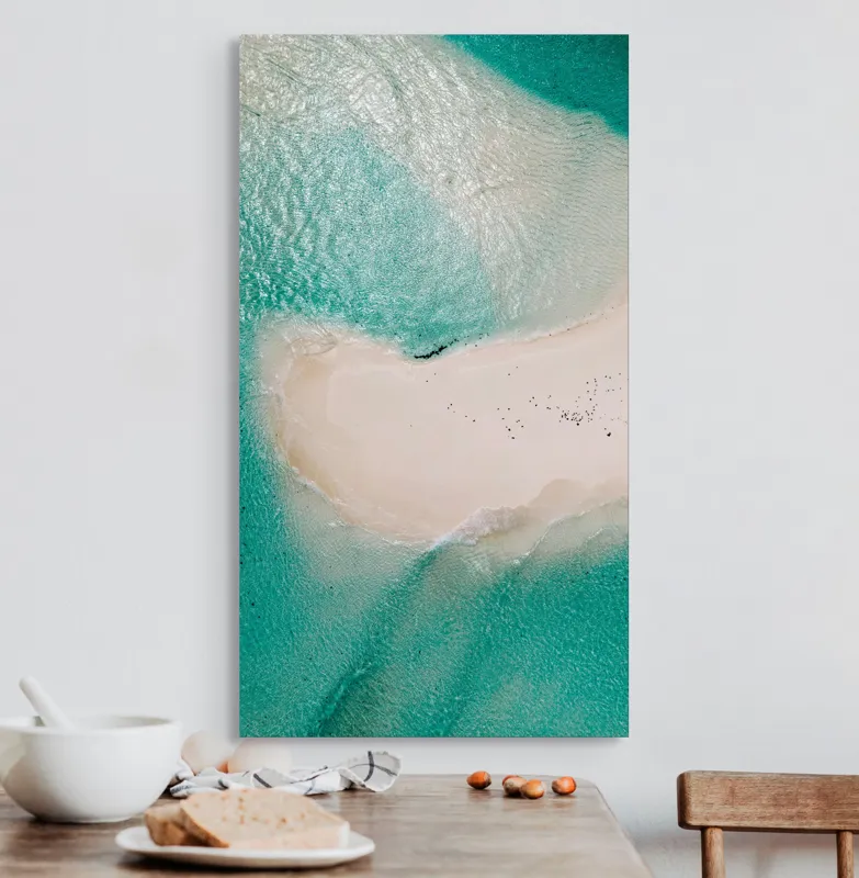 Tablou Canvas, "Insula viselor înconjurată de valuri turcoaz", Turcoaz, Nisip, Valuri, Linie De Coastă, Lumină, Textură, Natură, Serenitate, Ocean, Tranquilitate., 50 x 90 cm – poza 3