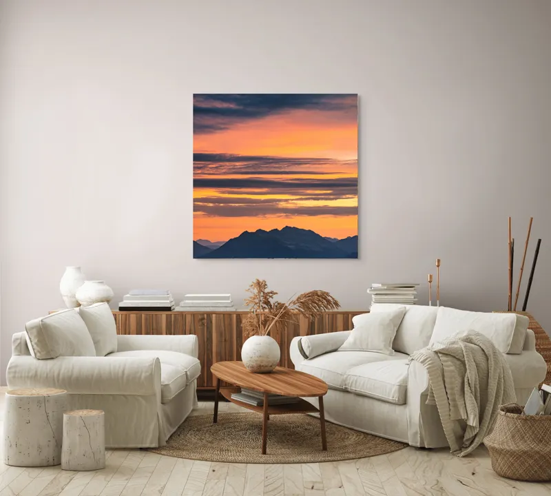 Tablou Canvas, "Apus vibrant peste munți liniștiți", Apus, Cer, Nori, Munți, Siluete, Portocaliu, Violet, Calm, Peisaj, Linie, Orizont, 100 x 100 cm – poza 3
