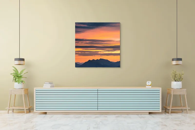 Tablou Canvas, "Apus vibrant peste munți liniștiți", Apus, Cer, Nori, Munți, Siluete, Portocaliu, Violet, Calm, Peisaj, Linie, Orizont, 100 x 100 cm – poza 5