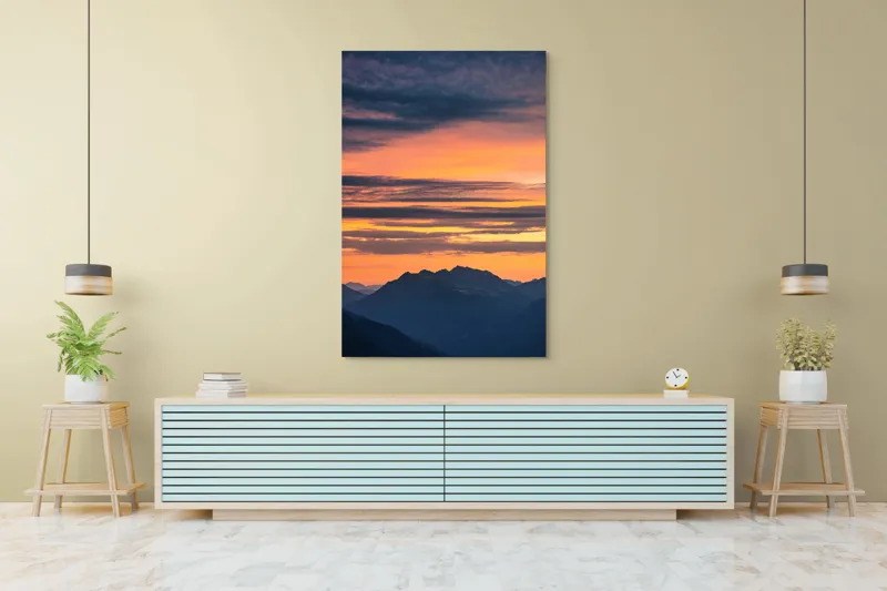Tablou Canvas, "Apus vibrant peste munți liniștiți", Apus, Cer, Nori, Munți, Siluete, Portocaliu, Violet, Calm, Peisaj, Linie, Orizont, 100 x 150 cm – poza 4