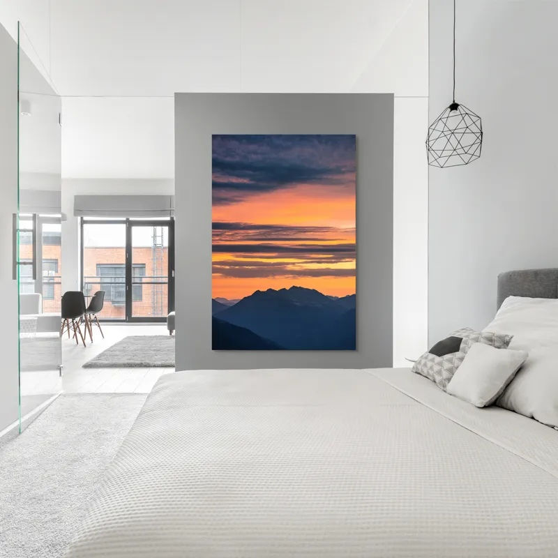 Tablou Canvas, "Apus vibrant peste munți liniștiți", Apus, Cer, Nori, Munți, Siluete, Portocaliu, Violet, Calm, Peisaj, Linie, Orizont, 100 x 150 cm – poza 5