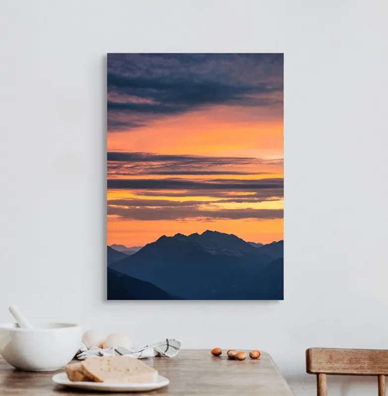 Tablou Canvas, "Apus vibrant peste munți liniștiți", Apus, Cer, Nori, Munți, Siluete, Portocaliu, Violet, Calm, Peisaj, Linie, Orizont, 50 x 70 cm – poza 3