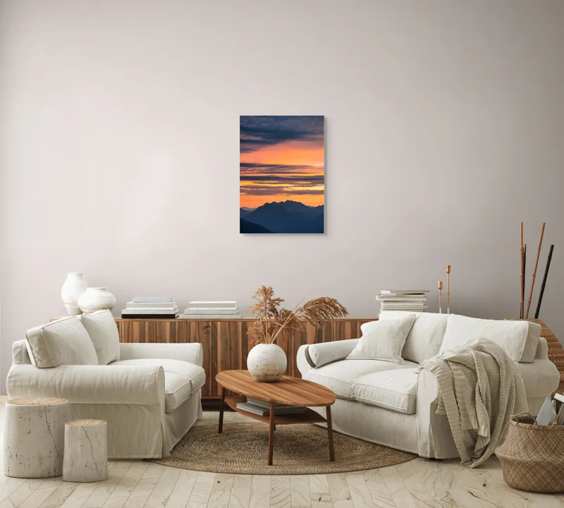 Tablou Canvas, "Apus vibrant peste munți liniștiți", Apus, Cer, Nori, Munți, Siluete, Portocaliu, Violet, Calm, Peisaj, Linie, Orizont, 50 x 70 cm – poza 4