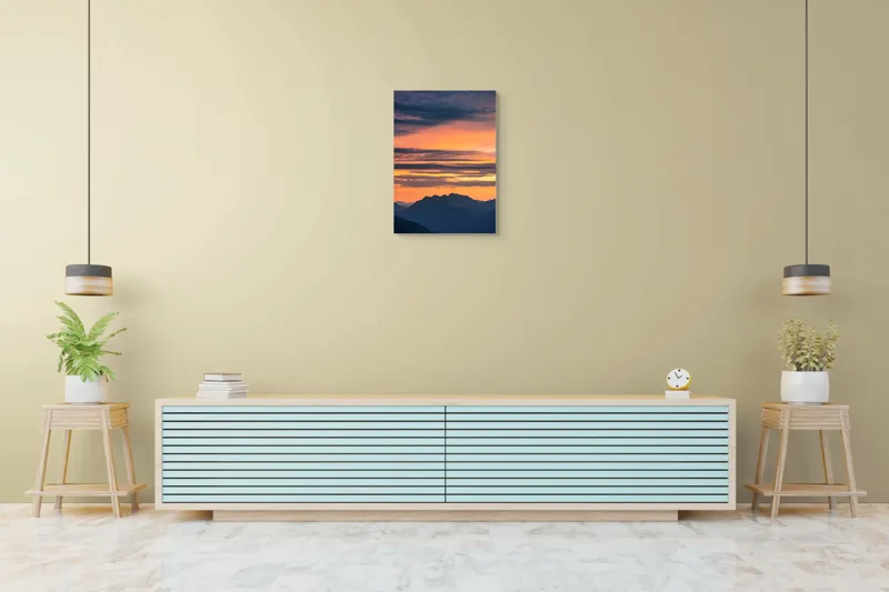 Tablou Canvas, "Apus vibrant peste munți liniștiți", Apus, Cer, Nori, Munți, Siluete, Portocaliu, Violet, Calm, Peisaj, Linie, Orizont, 50 x 70 cm – poza 6