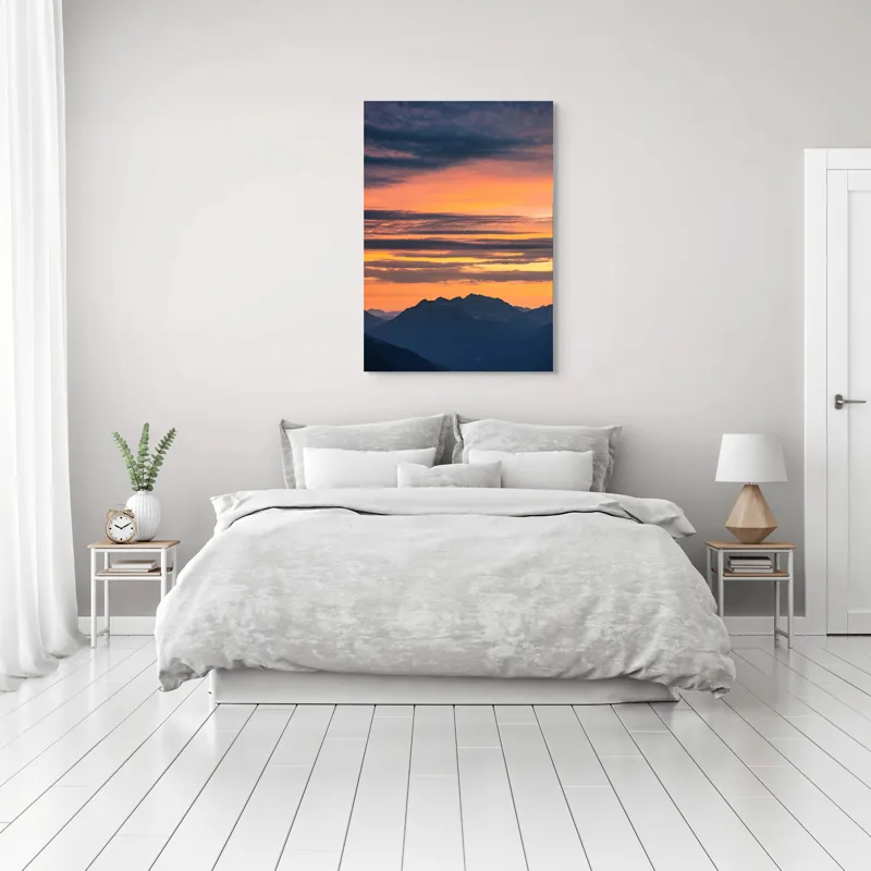 Tablou Canvas, "Apus vibrant peste munți liniștiți", Apus, Cer, Nori, Munți, Siluete, Portocaliu, Violet, Calm, Peisaj, Linie, Orizont, 70 x 100 cm – poza 3
