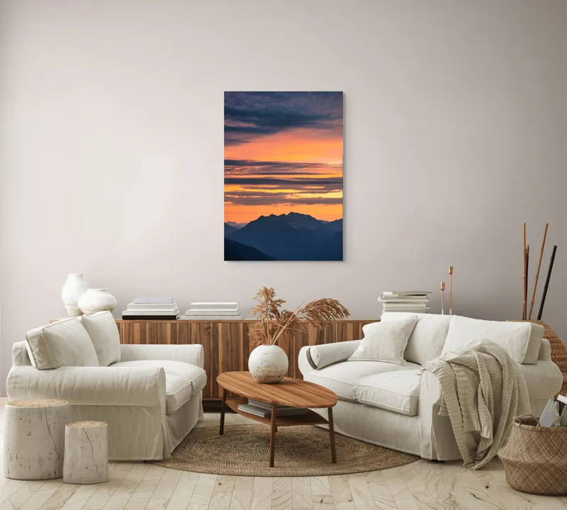 Tablou Canvas, "Apus vibrant peste munți liniștiți", Apus, Cer, Nori, Munți, Siluete, Portocaliu, Violet, Calm, Peisaj, Linie, Orizont, 70 x 100 cm – poza 4