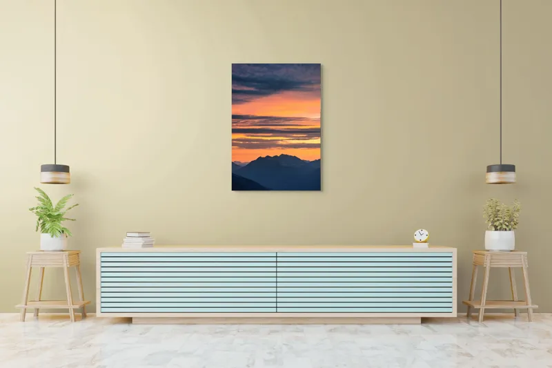 Tablou Canvas, "Apus vibrant peste munți liniștiți", Apus, Cer, Nori, Munți, Siluete, Portocaliu, Violet, Calm, Peisaj, Linie, Orizont, 70 x 100 cm – poza 5