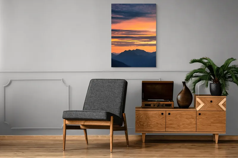 Tablou Canvas, "Apus vibrant peste munți liniștiți", Apus, Cer, Nori, Munți, Siluete, Portocaliu, Violet, Calm, Peisaj, Linie, Orizont, 70 x 100 cm – poza 6