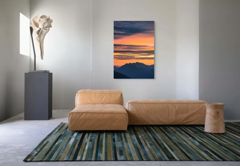 Tablou Canvas, "Apus vibrant peste munți liniștiți", Apus, Cer, Nori, Munți, Siluete, Portocaliu, Violet, Calm, Peisaj, Linie, Orizont, 70 x 100 cm – poza 7