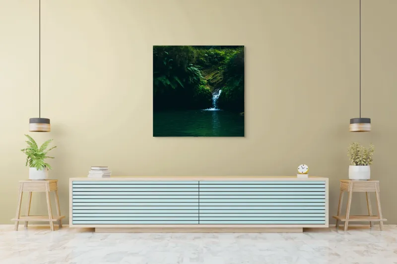 Tablou Canvas, "Cascadă ascunsă în pădurile verzi", Cascadă, Vegetație, Apă, Stâncă, Pădure, 100 x 100 cm – poza 5