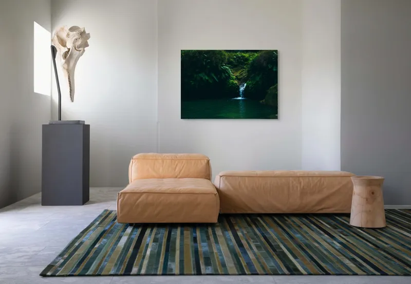Tablou Canvas, "Cascadă ascunsă în pădurile verzi", Cascadă, Vegetație, Apă, Stâncă, Pădure, 100 x 70 cm – poza 7