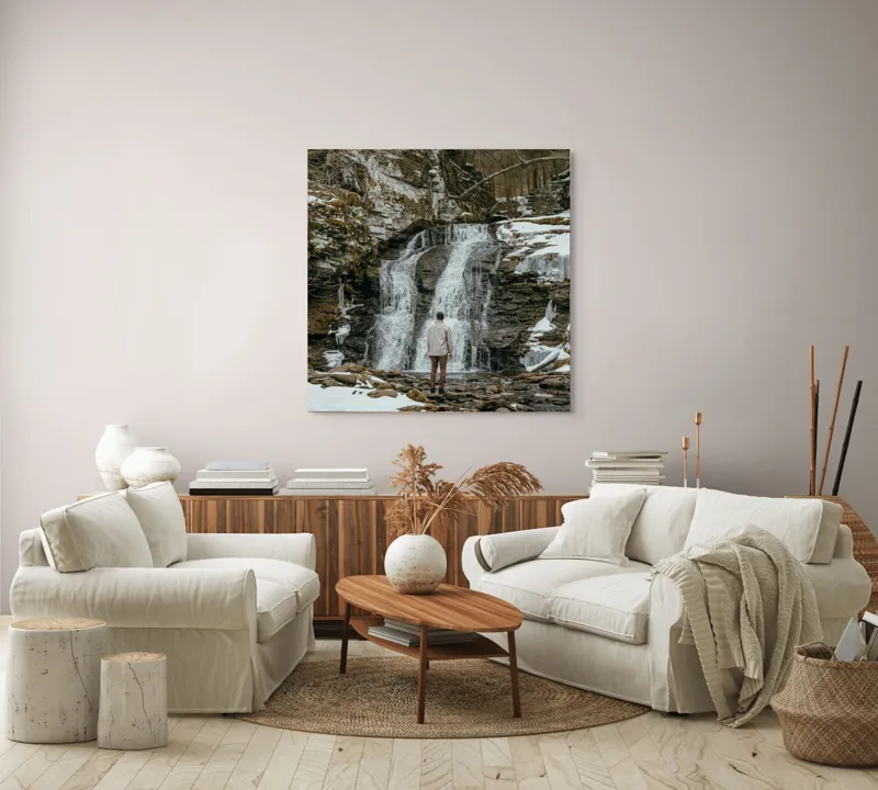Tablou Canvas, "Om admira cascada înzăpezită iarna", Cascadă, Zăpadă, Gheață, Pădure, Roci, Figură Umană, Iarnă, Natură, Tranquilitate, Aventură, 100 x 100 cm – poza 3