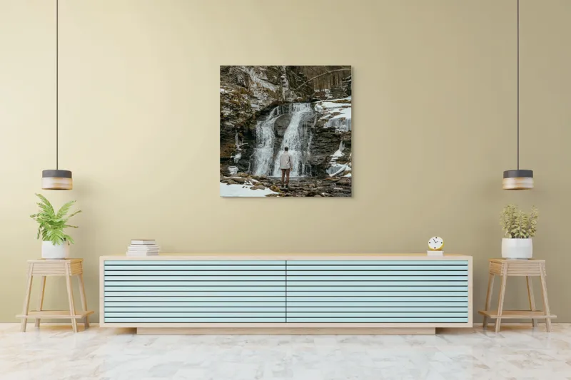 Tablou Canvas, "Om admira cascada înzăpezită iarna", Cascadă, Zăpadă, Gheață, Pădure, Roci, Figură Umană, Iarnă, Natură, Tranquilitate, Aventură, 100 x 100 cm – poza 5
