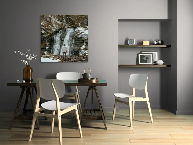 Tablou Canvas, "Om admira cascada înzăpezită iarna", Cascadă, Zăpadă, Gheață, Pădure, Roci, Figură Umană, Iarnă, Natură, Tranquilitate, Aventură, 100 x 100 cm – poza 6