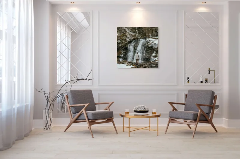 Tablou Canvas, "Om admira cascada înzăpezită iarna", Cascadă, Zăpadă, Gheață, Pădure, Roci, Figură Umană, Iarnă, Natură, Tranquilitate, Aventură, 100 x 100 cm – poza 7