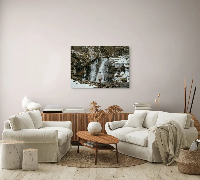 Tablou Canvas, "Om admira cascada înzăpezită iarna", Cascadă, Zăpadă, Gheață, Pădure, Roci, Figură Umană, Iarnă, Natură, Tranquilitate, Aventură, 100 x 70 cm – poza 3