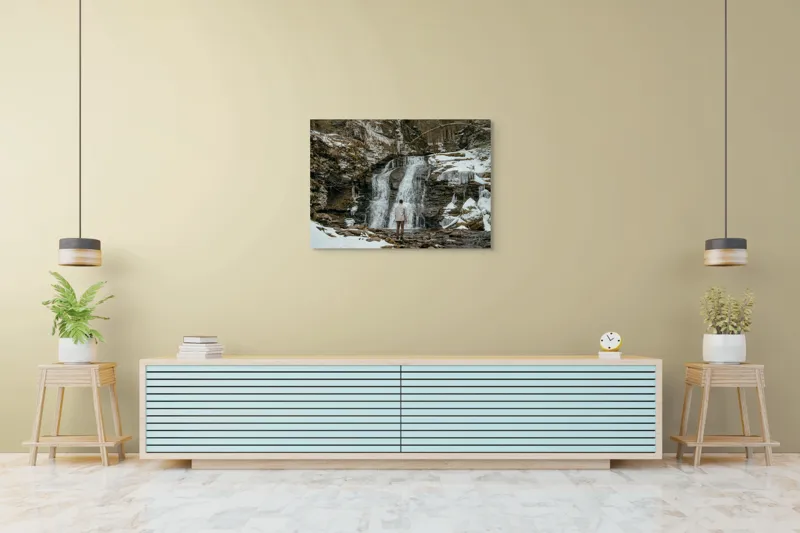 Tablou Canvas, "Om admira cascada înzăpezită iarna", Cascadă, Zăpadă, Gheață, Pădure, Roci, Figură Umană, Iarnă, Natură, Tranquilitate, Aventură, 100 x 70 cm – poza 4