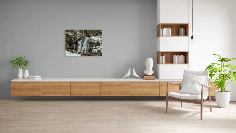 Tablou Canvas, "Om admira cascada înzăpezită iarna", Cascadă, Zăpadă, Gheață, Pădure, Roci, Figură Umană, Iarnă, Natură, Tranquilitate, Aventură, 100 x 70 cm – poza 6