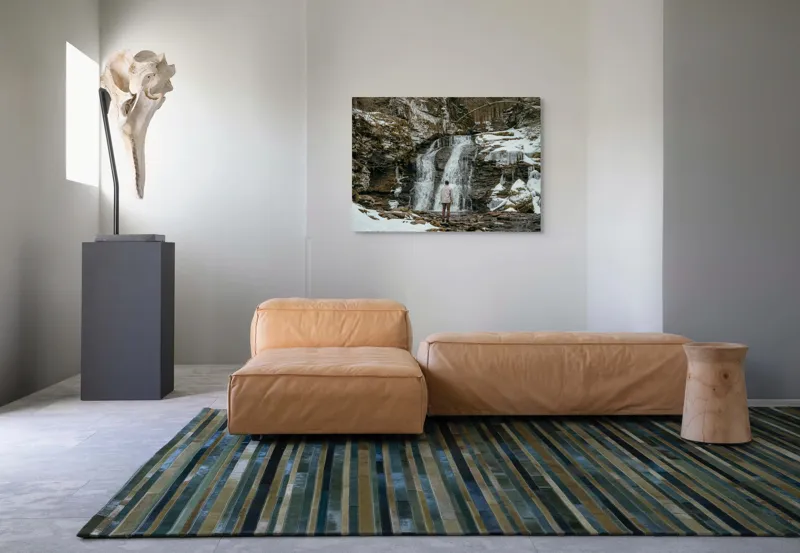 Tablou Canvas, "Om admira cascada înzăpezită iarna", Cascadă, Zăpadă, Gheață, Pădure, Roci, Figură Umană, Iarnă, Natură, Tranquilitate, Aventură, 100 x 70 cm – poza 7