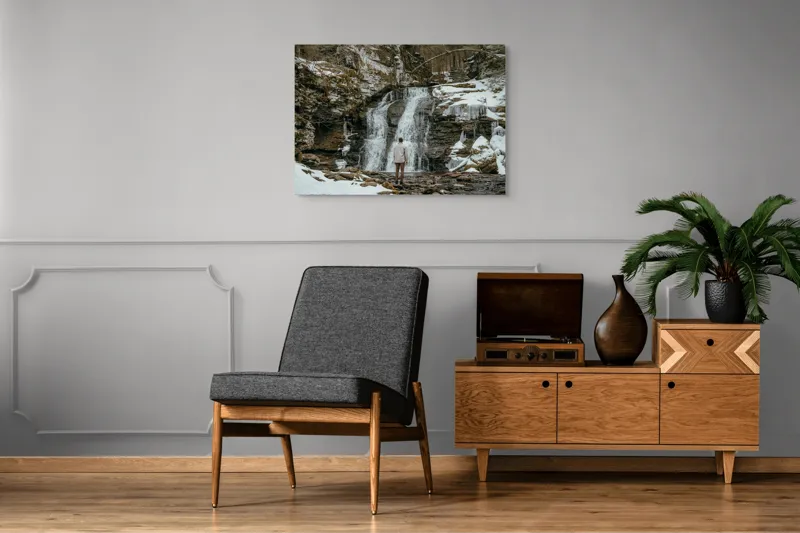 Tablou Canvas, "Om admira cascada înzăpezită iarna", Cascadă, Zăpadă, Gheață, Pădure, Roci, Figură Umană, Iarnă, Natură, Tranquilitate, Aventură, 100 x 70 cm – poza 8